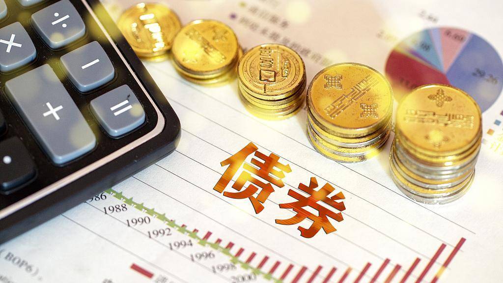 小学生看哥哥们踢十五运会足球赛,一声声加油稚嫩却嘹亮