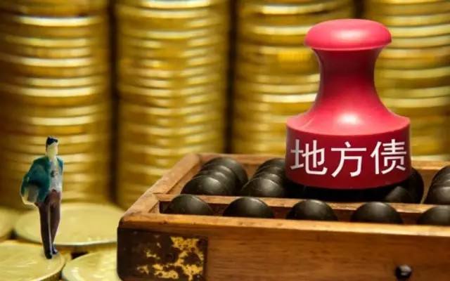 小学生看哥哥们踢十五运会足球赛，一声声加油稚嫩却嘹亮